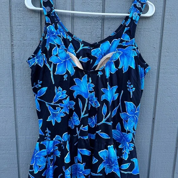 Ladies Swimsuit with Skirt - Picture 9 of 14